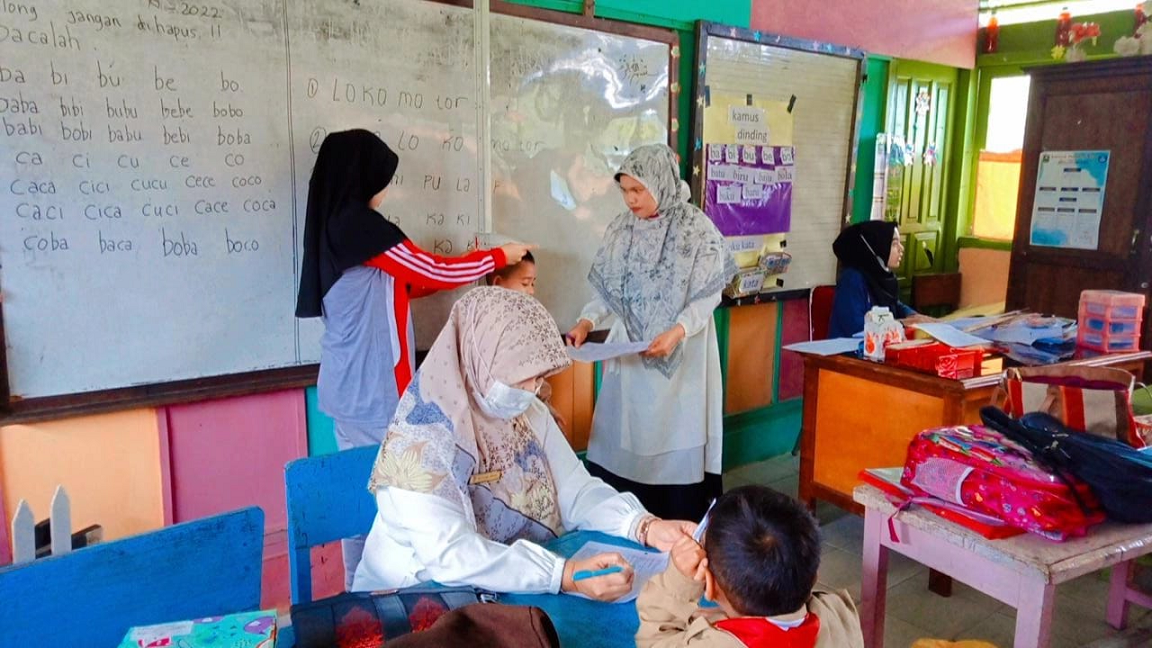 PENJARINGAN KESEHATAN DAN PEMBERIAN OBAT CACING DI SDN 23 JAWI-JAWI